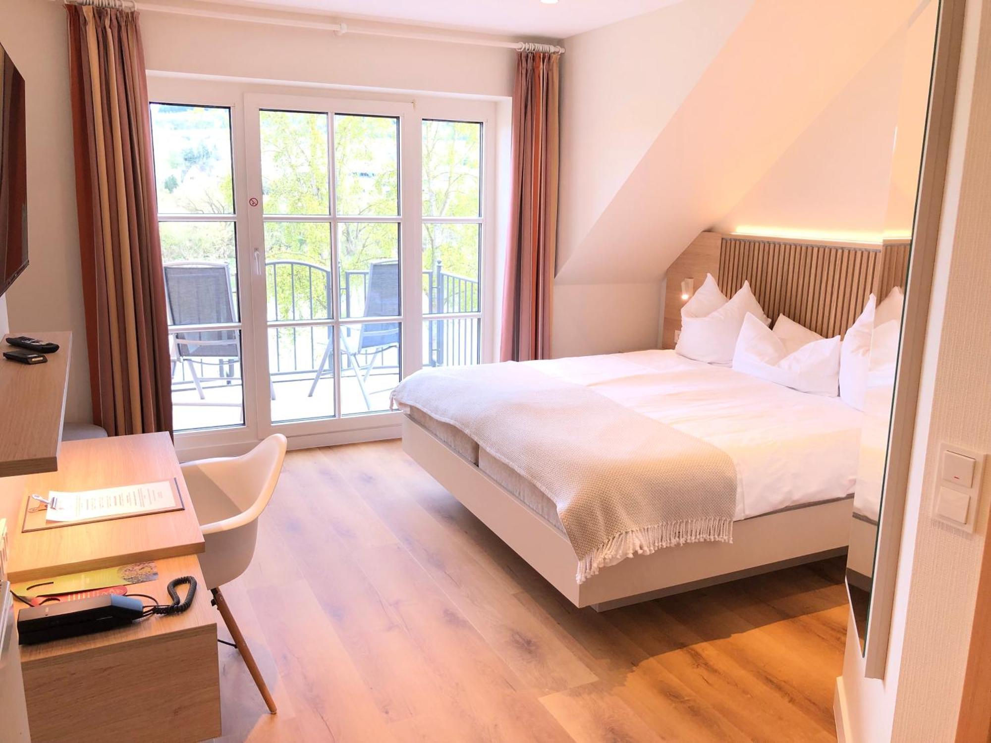 Hotel Zur Traube Ürzig エクステリア 写真